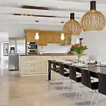 Stunning In With Kitchen בית נופש